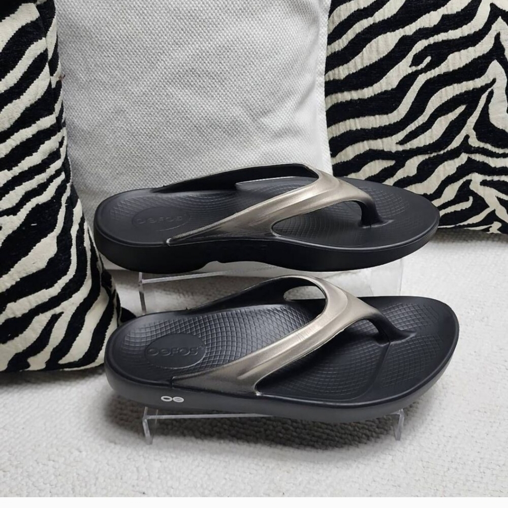 ⭐️⚡️NWOT OOfos Oolala unisex Luxe sandal color is latte Size W10 M8